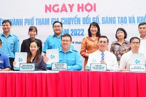 The participating units sign cooperation agreements on digital transformation. 