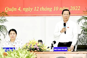  Chairman of the HCMC People’s Committee Phan Van Mai speaks at the meeting. ​