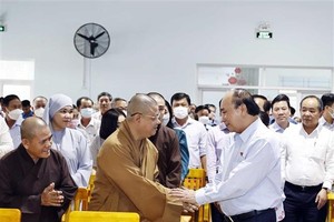President Nguyen Xuan Phuc (R) meets voters in HCMC on October 12. (Photo: VNA)