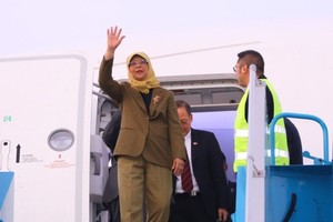 Singaporean President Halimah Yacob arrives in HCMC in the evening on October 18, continuing their official three-day state-level visit to Vietnam from October 16-20. (Photo: TTXVN)