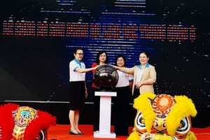 Vice Chairwoman of the People’s Committee of HCMC Phan Thi Thang attends the launching ceremony of District 6's new tourism services. ​