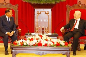 Party General Secretary Nguyen Phu Trong (right) receives President of the Cambodian Senate and Vice President of the ruling Cambodian People's Party (CPP), Samdech Say Chhum. (Photo: VNA)