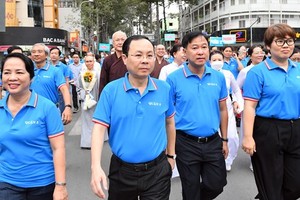 Vice Secretary of the HCMC Party Committee Nguyen Van Hieu (2nd, L) joins the charity walk.