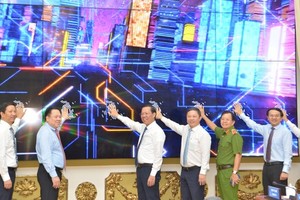 Chairman of the municipal People’s Committee Phan Van Mai  (5th, R) and city's leaders attend the launching ceremony of the information system for handling administrative procedures.