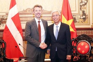 Vice Chairman of the municipal People’s Committee Vo Van Hoan (R) and Crown Prince of Denmark Frederik Andre Henrik Christian (Photo: VNA)
