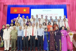 Vice Secretary of the HCMC Party Committee Nguyen Ho Hai presents Party membership badges to 35 Party members of District 11.
