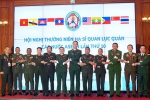 Colonel Duong Quy Nam, Director of the Institute for Defense International Relations and heads of the participating delegations.