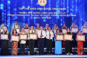 Secretary of the Party Committee Nguyen Van Nen (C) honors people and organizations are typical examples. 