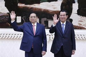 Vietnamese Prime Minister Pham Minh Chinh (L) and his Cambodian counterpart Samdech Techo Hun Sen at the welcome ceremony for the former in Phnom Penh on November 8 (Photo: VNA)