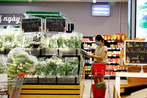 A consumer shops at a Winmart supermarket. (Photo: VNA)