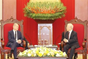 General Secretary of the Communist Party of Vietnam Nguyen Phu Trong (R) receives German Chancellor Olaf Scholz. (Photo: VNA)
