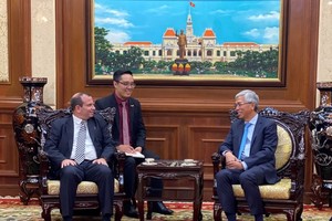 Vice Chairman of the HCMC People’s Committee Vo Van Hoan (R) receives the Hero of the Republic of Cuba, Fernando González LLort, President of the Cuban Institute of Friendship with the Peoples (ICAP) on November 14.