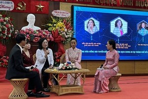 Delegates has a meeting with Miss Universe Vietnam 2017 H'Hen Nie, actress Viet Huong, and Associate Professor Hoang Thi Diem Tuyet, Director of Hung Vuong Obstetrics Hospital to listen to their stories of assisting people in the battle against Covid-19.