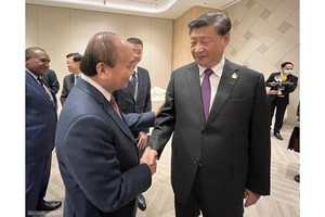 President Nguyen Xuan Phuc (L) and General Secretary of the Communist Party of China and President of China Xi Jinping in Bangkok on November 18 (Photo: baoquocte.vn)