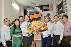 Vice Chairman of the HCMC Party Committee Nguyen Ho Hai  (3rd,L) visits  People's Teacher, Assoc. Prof. Ph.D. Ho Thanh Phong (3rd, R).