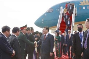 NA Chairman arrives at Pochentong International Airport in Phnom Penh (Photo: VNA)