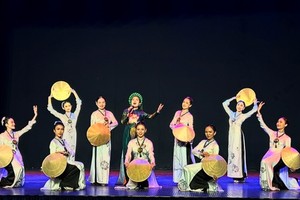 A dance performance by the Bong Sen Traditional Music and Dance Theater 