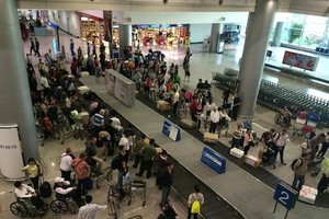 Travelers have to wait too long to pick up their luggage at Tan Son Nhat Airport.