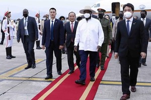 President Yoweri Kaguta Museveni and a high-ranking delegation of the Republic of Uganda arrived in Hanoi on November 23 afternoon. (Photo: VNA)