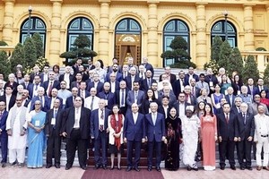 President Nguyen Xuan Phuc and delegates to the 22nd Assembly of the World Peace Council take a photo at the Presidential Palace (Photo: SGGP)