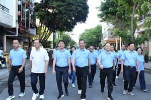 Chairman of the HCMC People’s Committee Phan Van Mai (3rd, R) and Vice Secretary of the Party Committee of the city Nguyen Van Hieu (2nd, R)  participate in the walk. ​