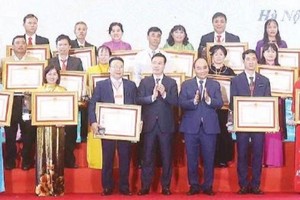 President honours outstanding VFF officials (Photo: VNA)