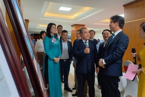 An exhibition featuring more than 60 photos presents diplomatic activities between ROK and Vietnam and Quang Ngai.