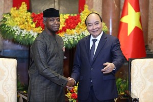 President Nguyen Xuan Phuc (R) and Nigerian Vice President Yemi Osinbajo at the meeting on December 7 (Photo: SGGP)
