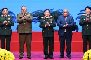 Divisional General Víctor Rojo Ramos, head of the Political Directorate of the Cuban Revolutionary Armed Forces (FAR) (2nd, L), and Cuban Ambassador to Vietnam Orlando Nicolas Hernandez Guillen (2nd, R) present Orders of Playa Girón to General Phan Van Gi