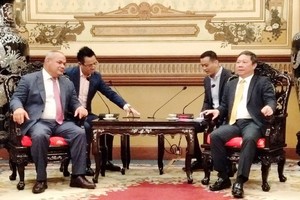 Vice Chairman of the HCMC People’s Committee Duong Anh Duc (R) receives Mayor of Gold Coast city in Australia’s Queensland State, Tom Tate on December 8.