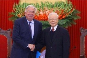 General Secretary of the Communist Party of Vietnam Nguyen Phu Trong (right) and President of the French Senate Gérard Larcher. (Photo: VNA)