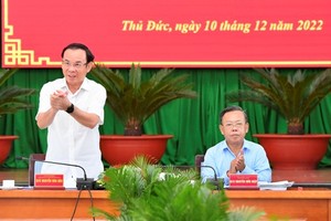 Secretary of the HCMC Party Committee Nguyen Van Nen (L) attends the meeting.