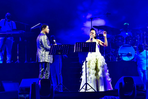 A duet performance of R&B superstar Babyface and singer Ngoc Mai 