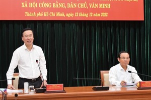 Politburo member and Permanent member of the Communist Party of Vietnam (CPV) Central Committee’s Secretariat, Vo Van Thuong (L) and Secretary of the HCMC Party Committee, Nguyen Van Nen attend the working session in HCMC on December 12. 