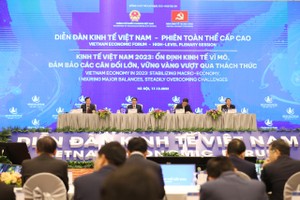 Prime Minister Pham Minh Chinh (C) and delegates attend the fifth Vietnam Business Forum in Hanoi on December 17. (Photo: SGGP)