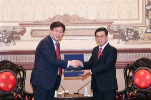 Vice Chairman of the HCMC People’s Council Nguyen Van Dung (R) and Chairman of Busan Metropolitan Council Ahn Sung-min (Photo: VNA)