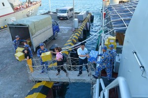 Bringing Tet gifts for troops stationed on the southwestern islands (Photo: SGGP)