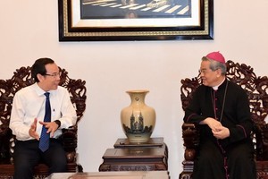 Secretary of the HCMC Party Committee Nguyen Van Nen extends greetings to the Archbishop of the Archdiocese of HCMC, Nguyen Nang. (Photo: SGGP)