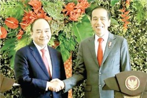 Indonesian President Joko Widodo (L) receives Vietnamese counterpart Nguyen Xuan Phuc. (Photo: VNA)