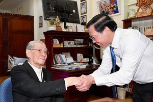 Chairman of the HCMC People’s Committee Phan Van Mai (R) extends his Christmas greetings to Cardinal Pham Minh Man. (Photo: SGGP)