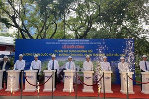 Delegates press buttons to mark the start of the construction. (Photo: SGGP)