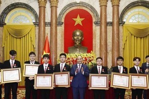 President Nguyen Xuan Phuc presents the Labour Orders to students. (Photo: VNA)