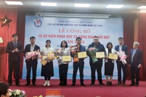 The Vietnam Science and Technology Journalists Club offers flowers to organizations and individuals of notable science and technology events in 2022. (Photo: SGGP)