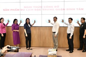 Delegates of the HCMC Department of Tourism and the People’s Committee of Binh Tan District attend the launching ceremony of the new tourism product on December 27. (Photo: SGGP)