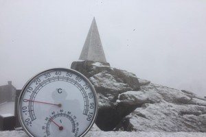 The snow falls on the top of Fansipan Mountain in the northern mountainous province of Lao Cai. (Photo: SGGP)