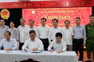 At the handover ceremony of cleared land for construction of Ring Road 3 (Photo: SGGP)