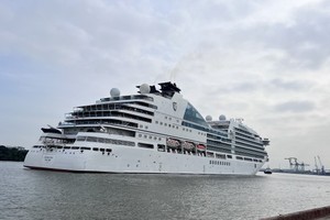 The luxury cruise ship Seabourn Encore docks at Nha Rong Harbor in HCMC on December 31. (Photo: SGGP)