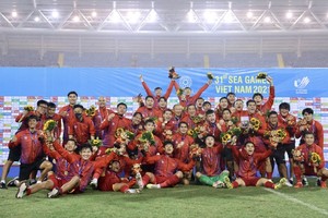 Vietnamese players show their joy after winning the men's football final against Thailand on May 22. (Photo: SGGP)