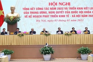 Party General Secretary Nguyen Phu Trong (center), President Nguyen Xuan Phuc (third from left), Prime Minister Pham Minh Chinh (third from right), NA Chairman Vuong Dinh Hue (second from left), and Deputy PMs at the conference on January 3 (Photo: VNA)
