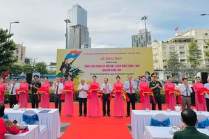 At the ribbon-cutting ceremony of the exhibition marking the 55th anniversary of the 1968 Spring Mau Than General Offensive and Uprising (Photo: SGGP)